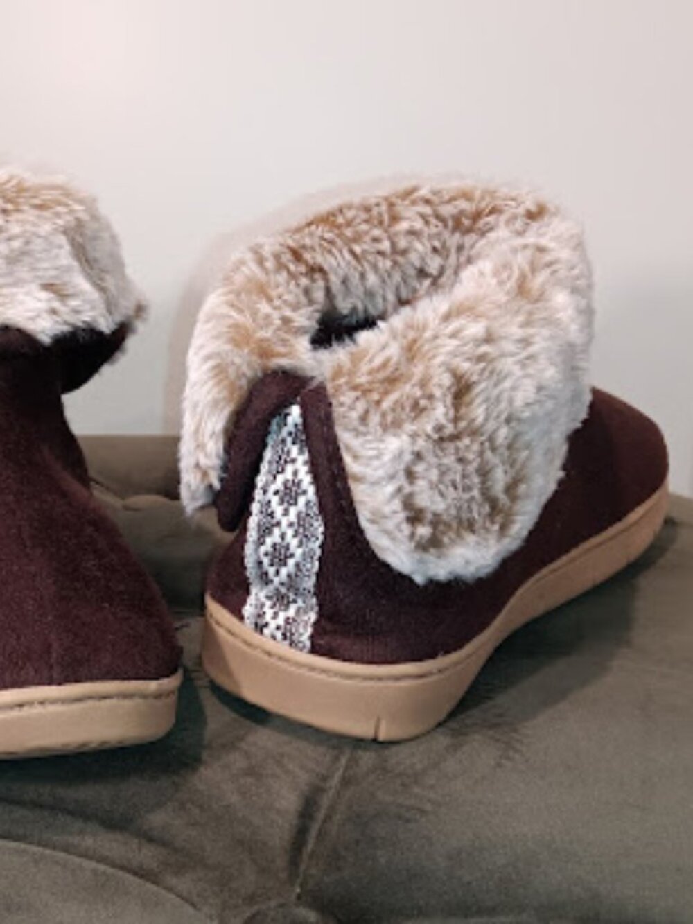 Isotoner Womens 6.5 Brown Microsuede Faux Fur Boot Slipper Machine Washable NWOT
